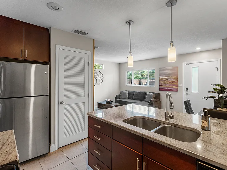 202 N Fremont Ave — Photo 8