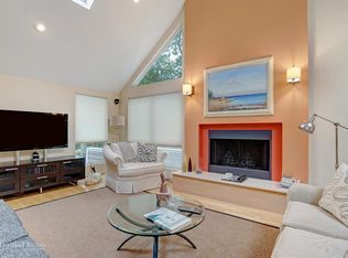 8 Wooded Ln, Hampton Bays, NY 11946