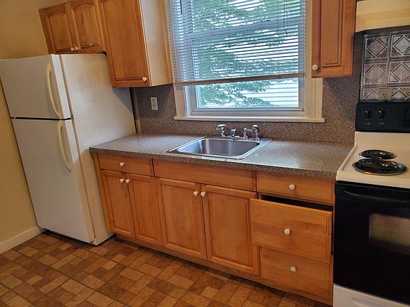 4th image of 8 Windle Park #891