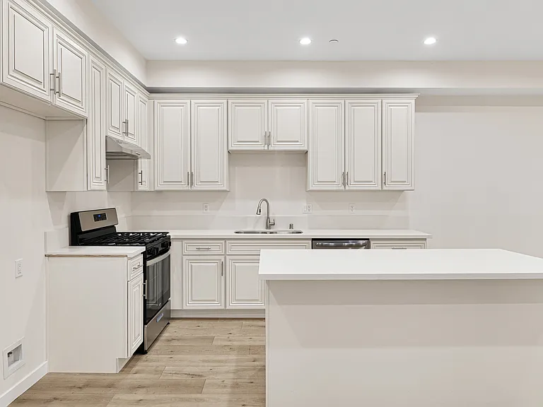569 E Cypress Ave — Photo 5
