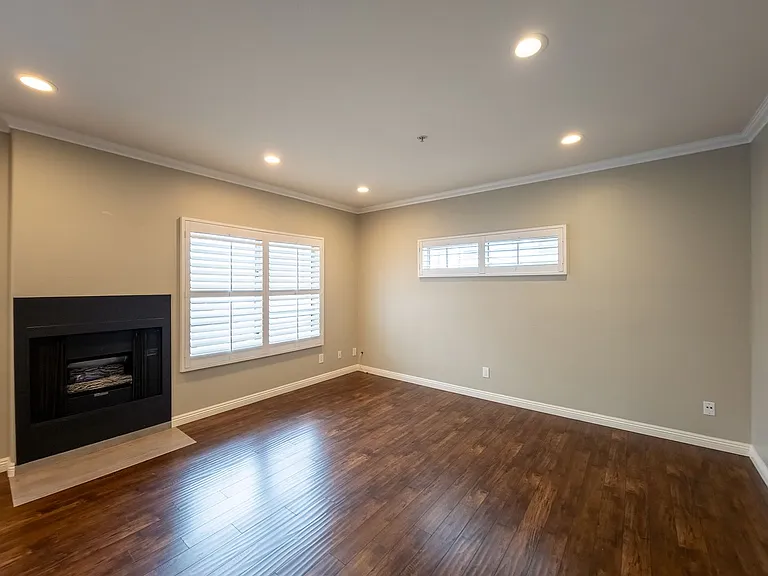 11038 Camarillo St #18 — Photo 10