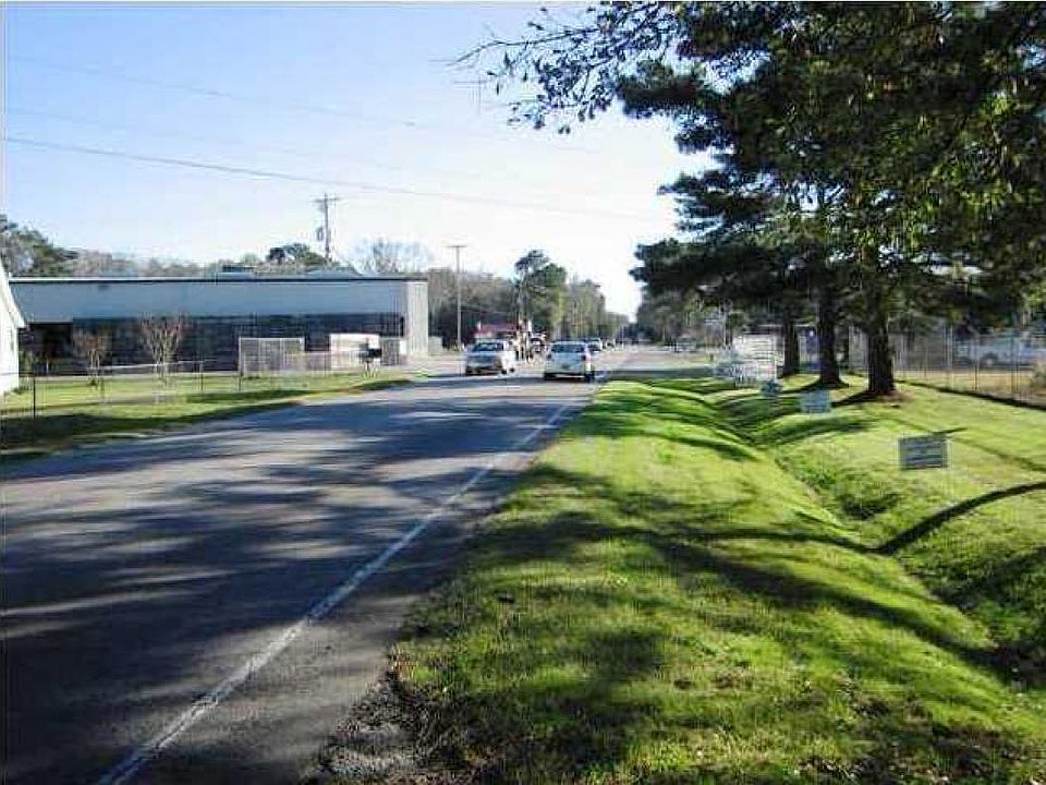 2nd image of 818 Main Rd