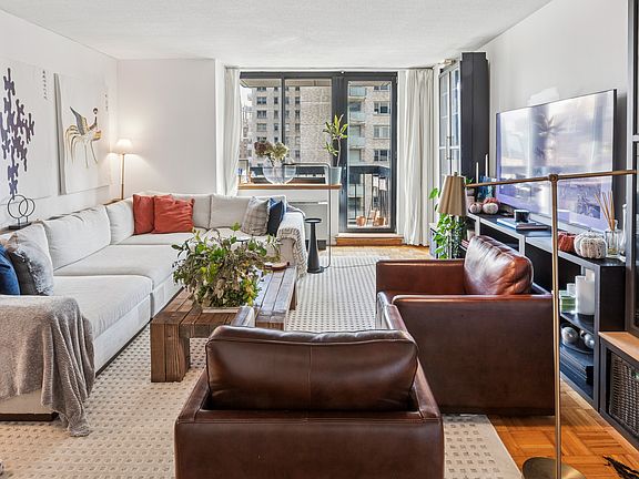 3rd image of 250 E 40th St APT 21F