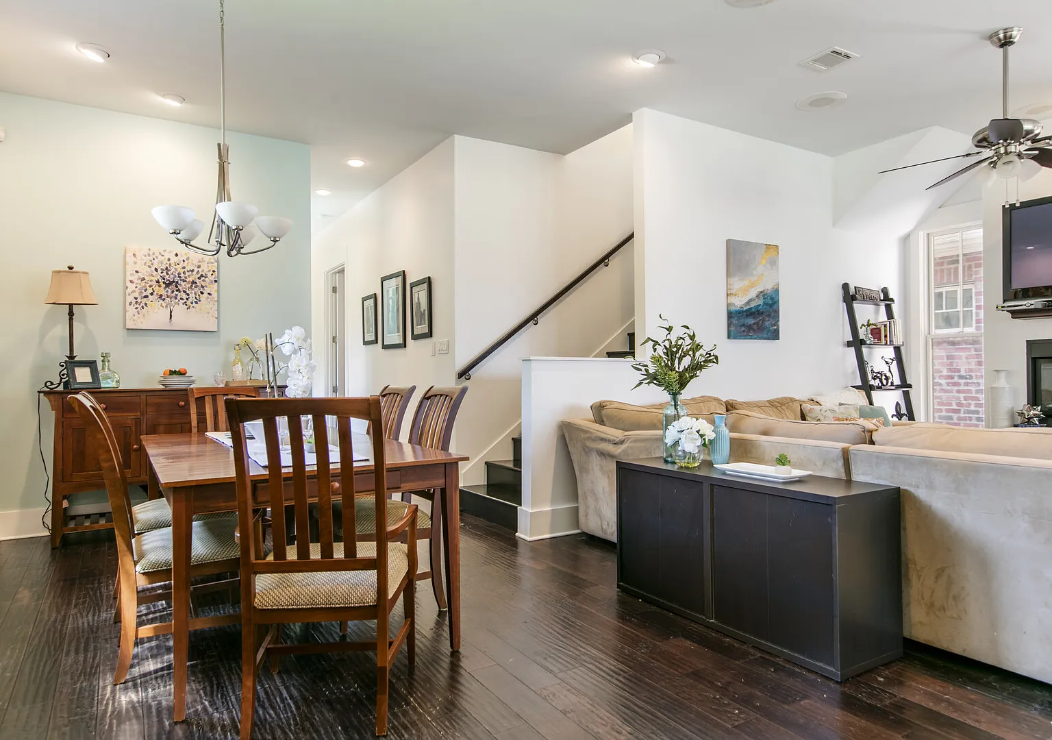 Modern Farmhouse in Quaint Neighborhood — Photo 4