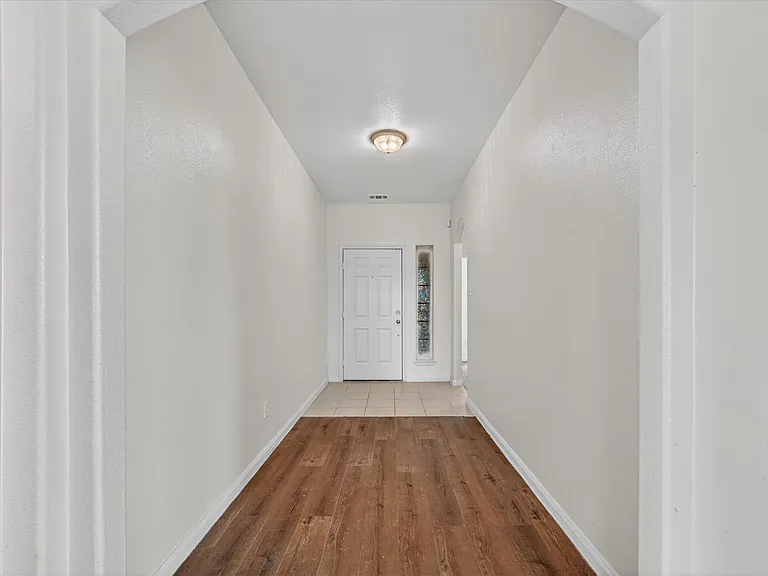 204 Lamont Rd — Photo 5