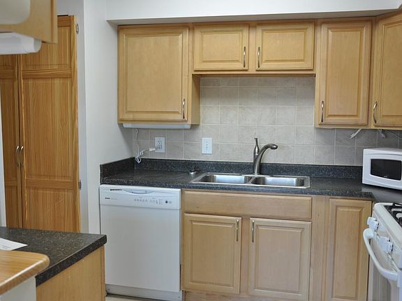 3rd image of 106 Monroe St APT 106