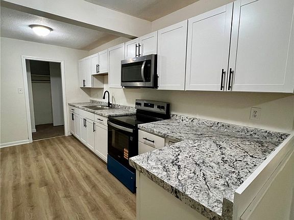 4th image of 1005 S Pine St