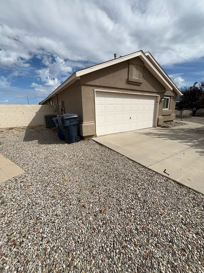 3 Bedroom, 2 Bathroom Home! Schedule a Showing! — Photo 2
