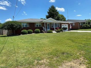 818 Westview Dr, Belpre, OH 45714