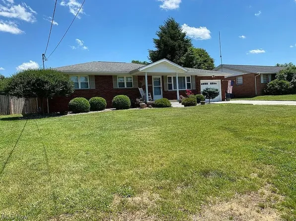 818 Westview Dr, Belpre, OH 45714