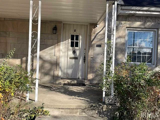 3 bed, 2.0 bath, 2472 sqft, $2,400 — Photo 2