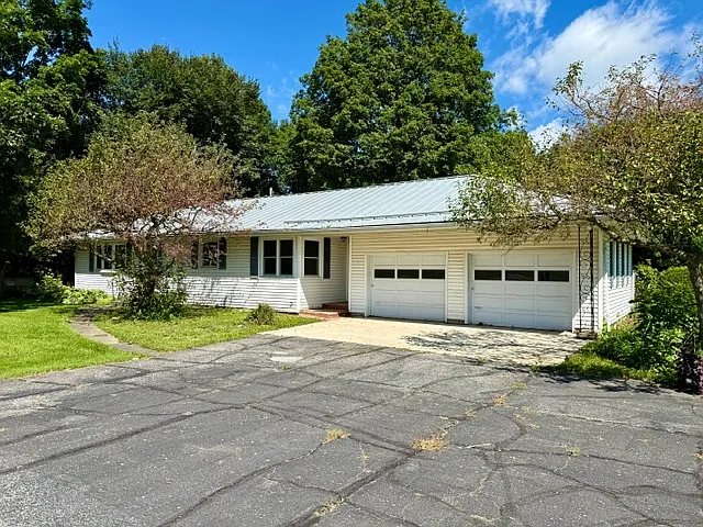 3 bed, 1.5 bath, 1612 sqft, $1,200 — Photo 1