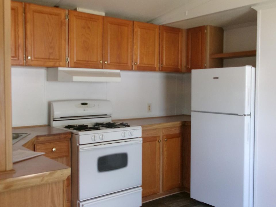 2nd image of 413 Red Oak Dr