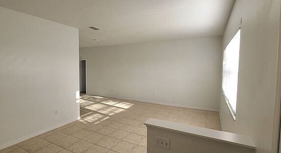 3rd image of 125 Aurora Ln