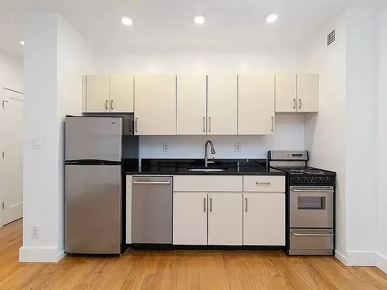 213 E 37th St #5H — Photo 6