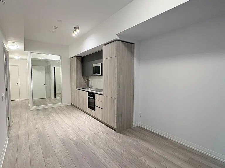 400 King St W #720 — Photo 7