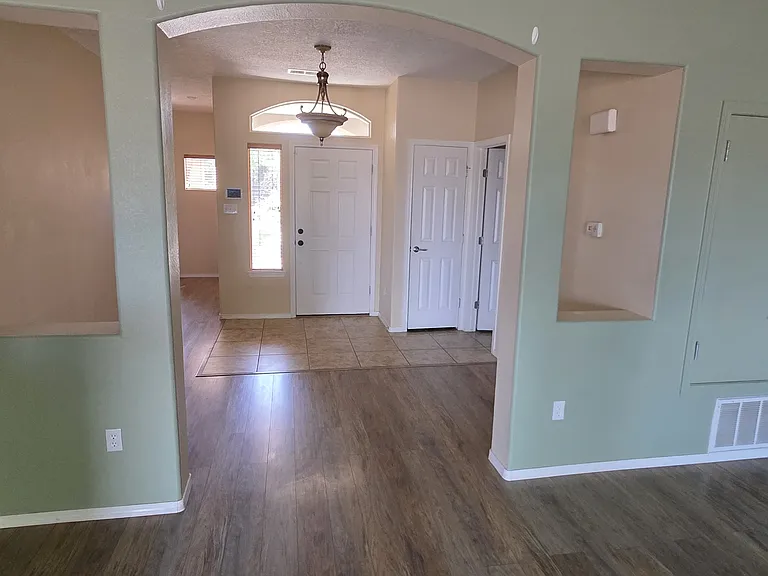 1100 Alegria Rd NW — Photo 2