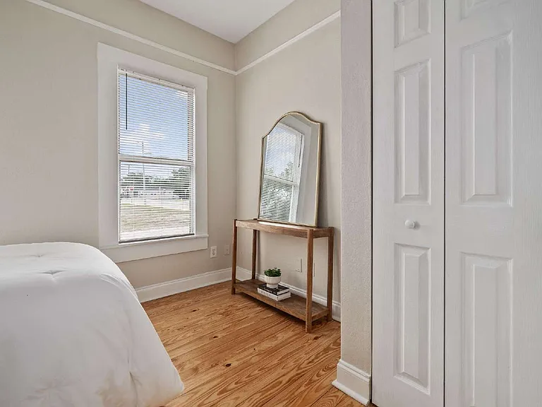 2506 1/2 E Columbus Dr — Photo 10