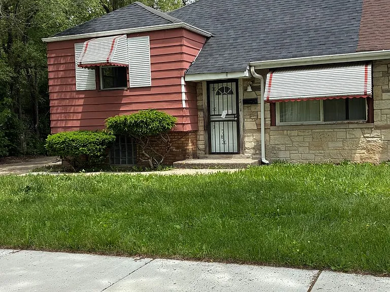 9713 S Oglesby Ave — Photo 1