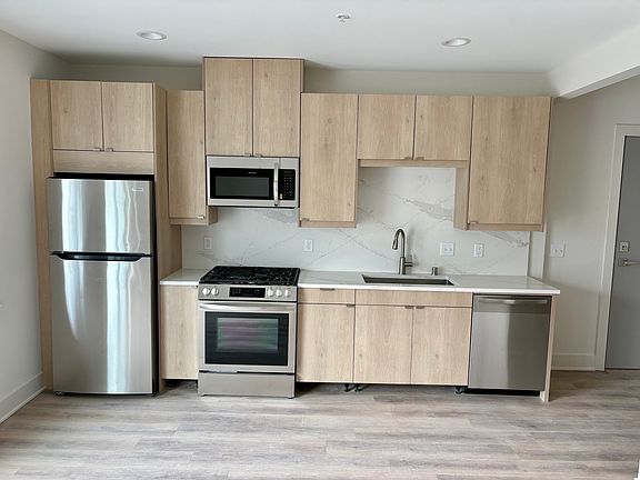 3rd image of 2480 S Kinnickinnic Ave #101