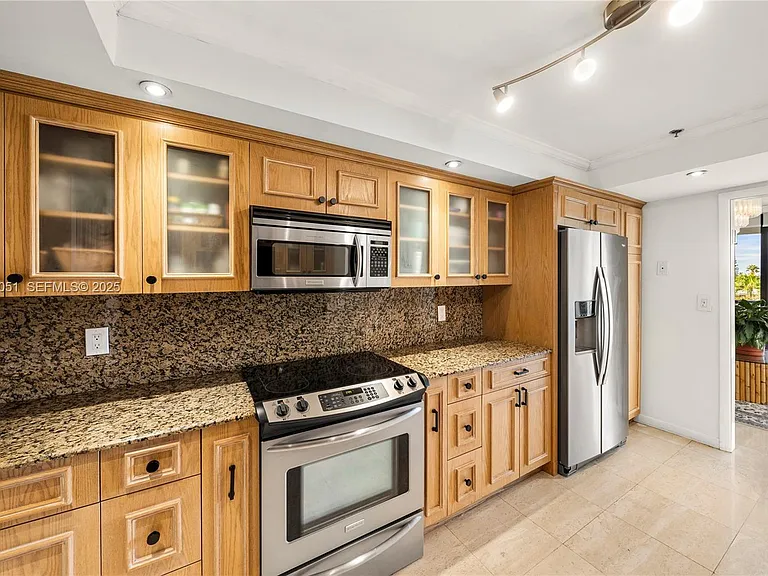 10175 Collins Ave #307 — Photo 8