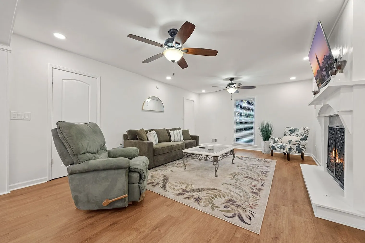 5 bed, 2.5 bath, $8,256 — Photo 2
