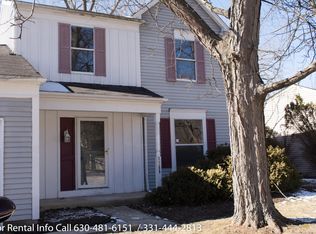 2755 White Barn Rd, Aurora, IL 60502