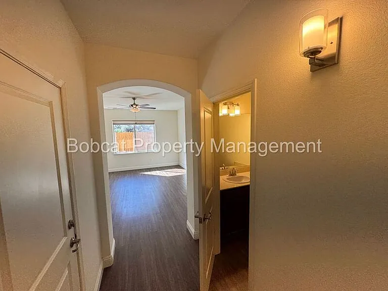 1226 Saltern Dr — Photo 5