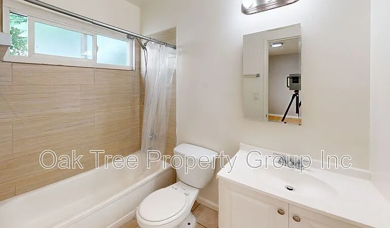 949 35th St #6 — Photo 5