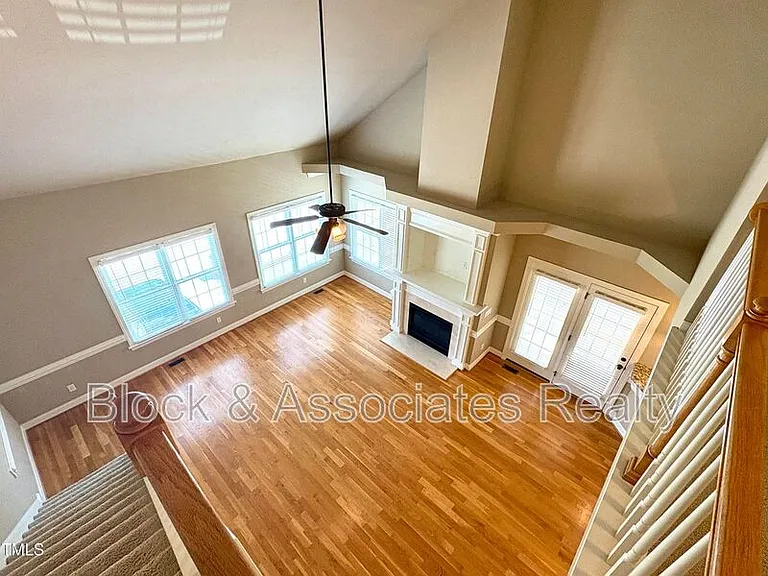 1321 Center St — Photo 1
