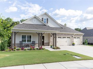1918 Nightsong Ln, Opelika, AL 36801