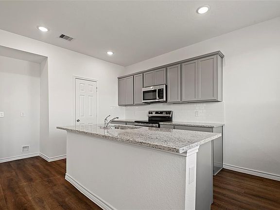 2nd image of 808 Stoney Point Ln