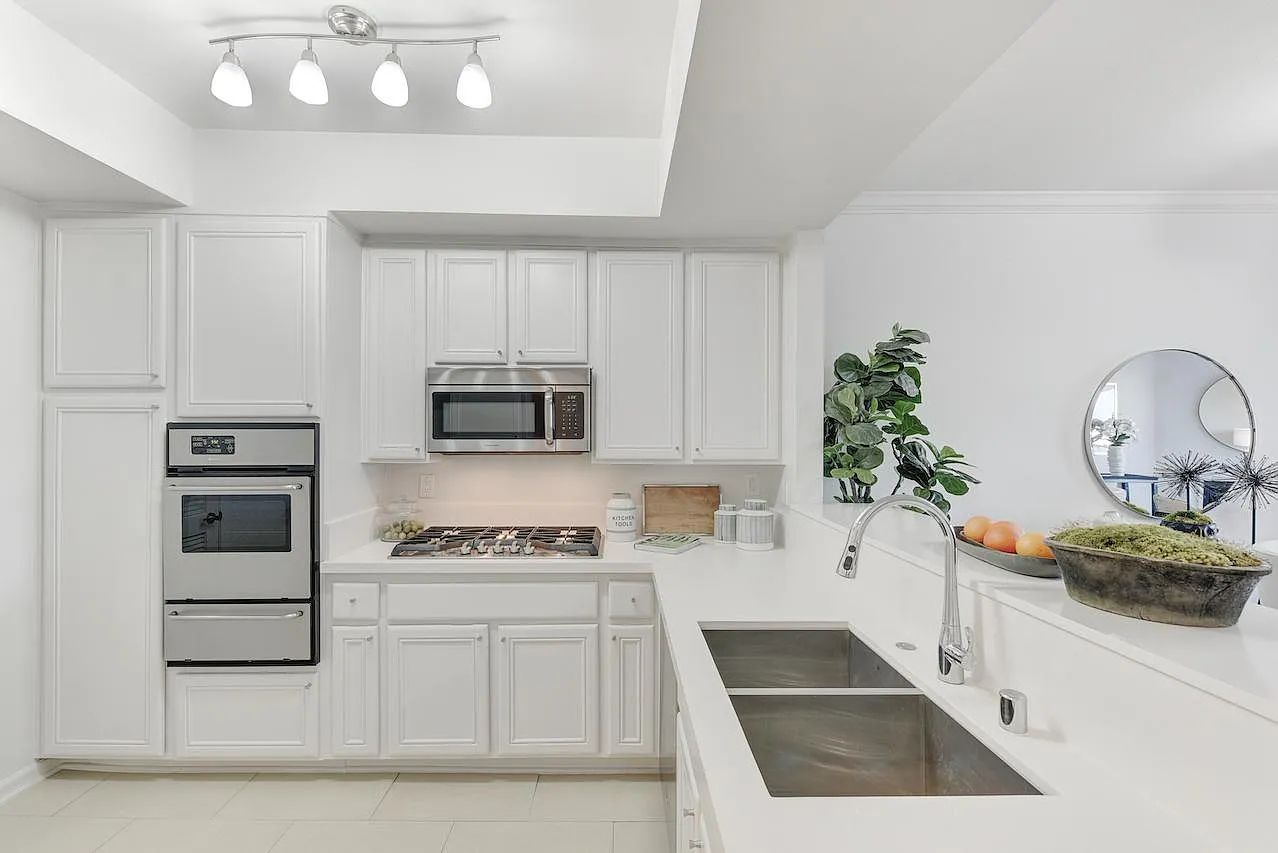 Sunset Plaza Apartments — Photo 4