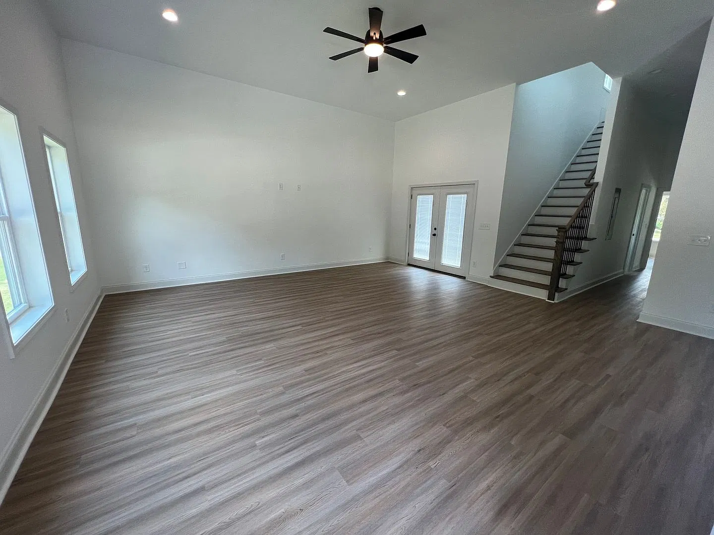 1729 W Hancock Ave — Photo 3
