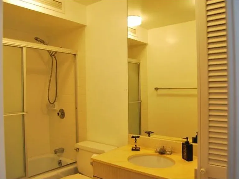 555 University Ave — Photo 7