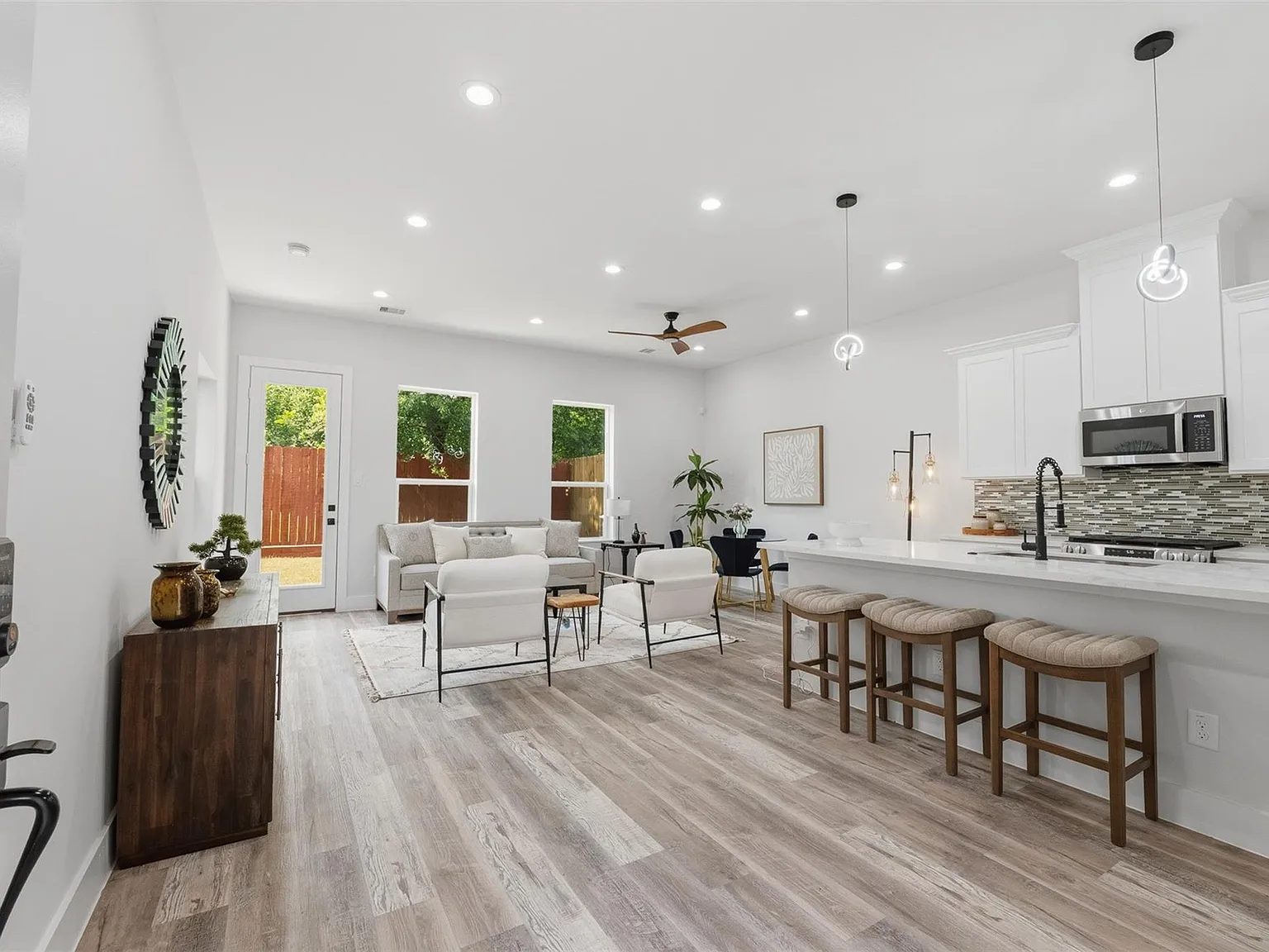 3 bed, 2.5 bath, 1568 sqft, $2,100 — Photo 3