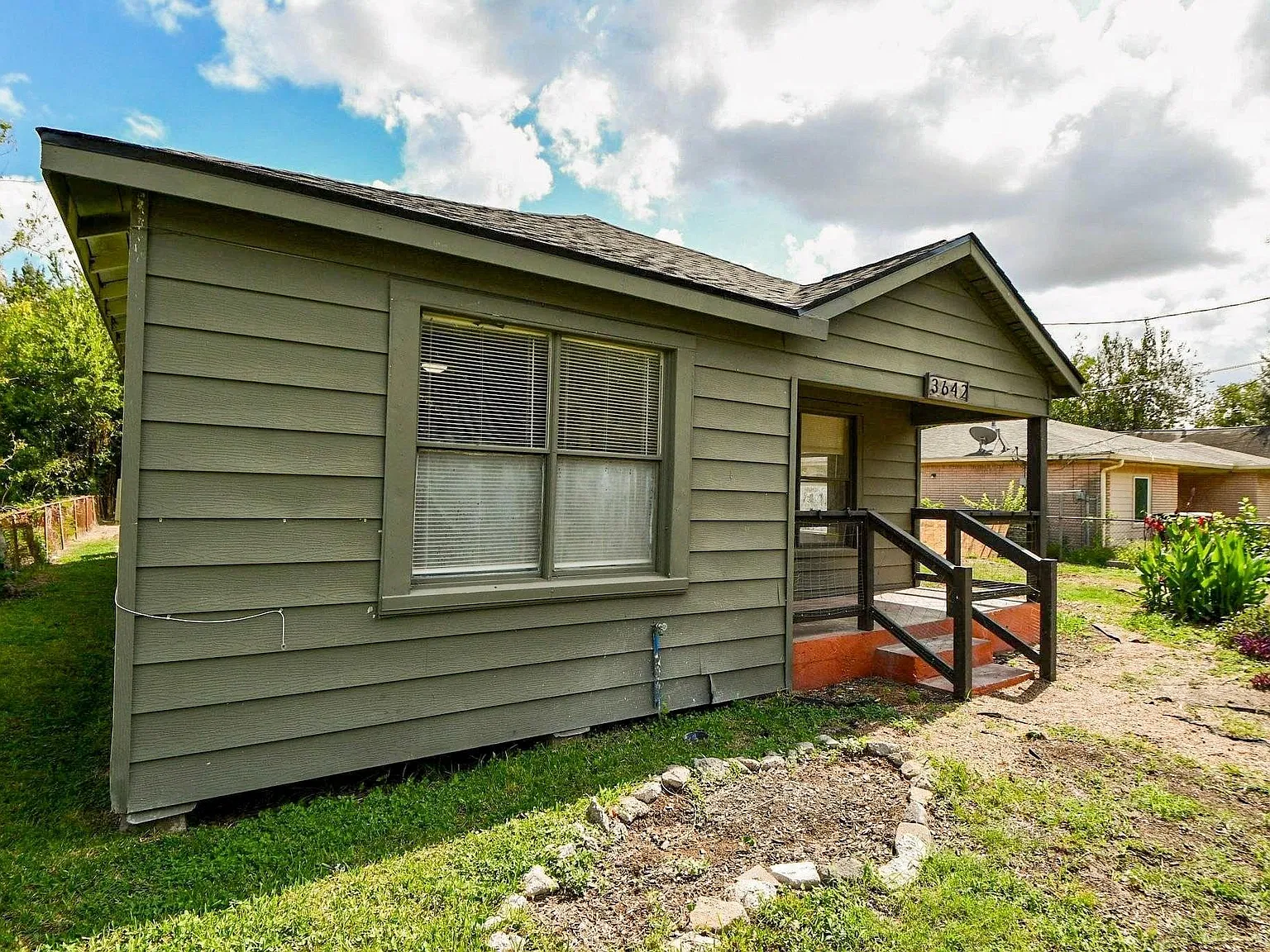 3 bed, 1.5 bath, 990 sqft, $1,300 — Photo 1