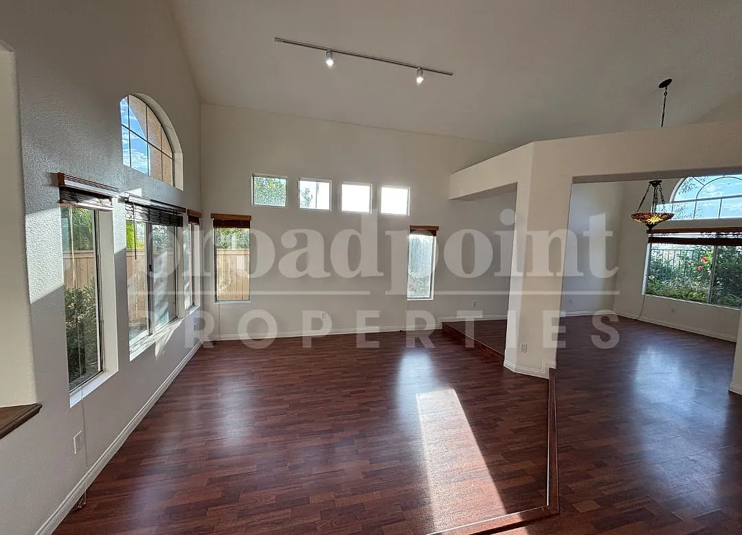 4 bed, 2.5 bath, 2272 sqft, $4,495 — Photo 3