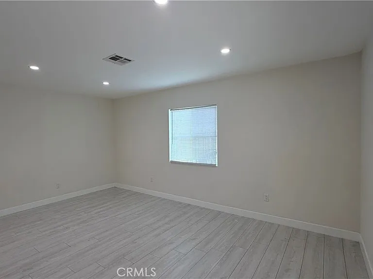 20210 Hartland St — Photo 2