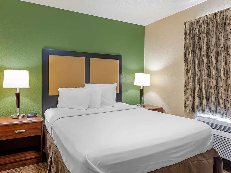 Deluxe Studio - 1 Queen Bed