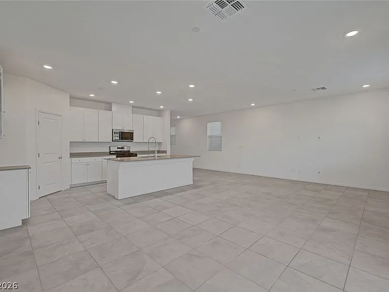 8454 Vacarez Dr — Photo 11