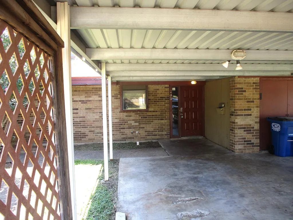 203 Yorkshire Ct. — Photo 4