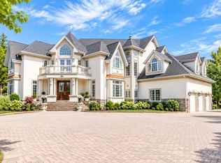 10 Clubside Ct, Burr Ridge, IL 60527