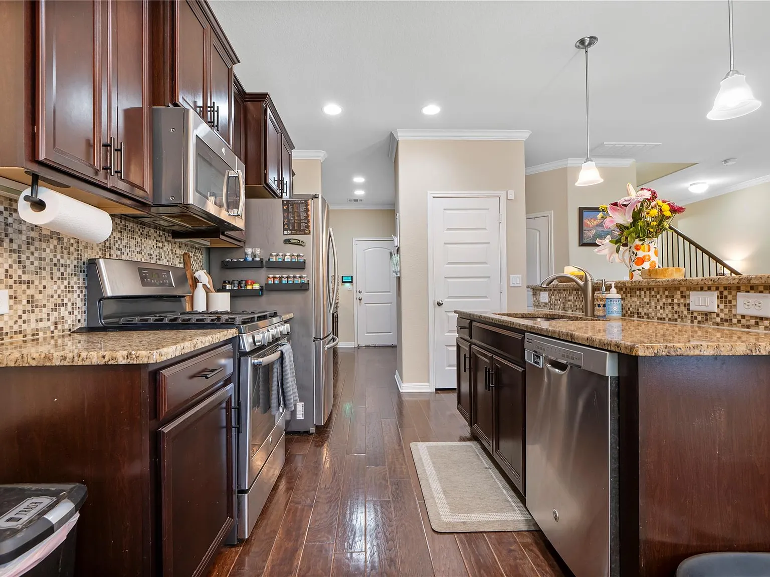 3 bed, 2.5 bath, 1915 sqft, $2,295 — Photo 4