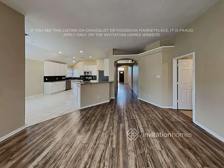 1046 Essex Dr — Photo 5
