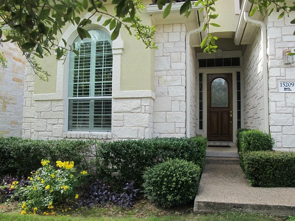 3 bed, 2.0 bath, 2274 sqft, $2,500 — Photo 1