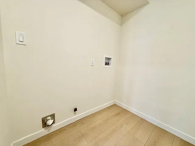 23130 Hartland St — Photo 20