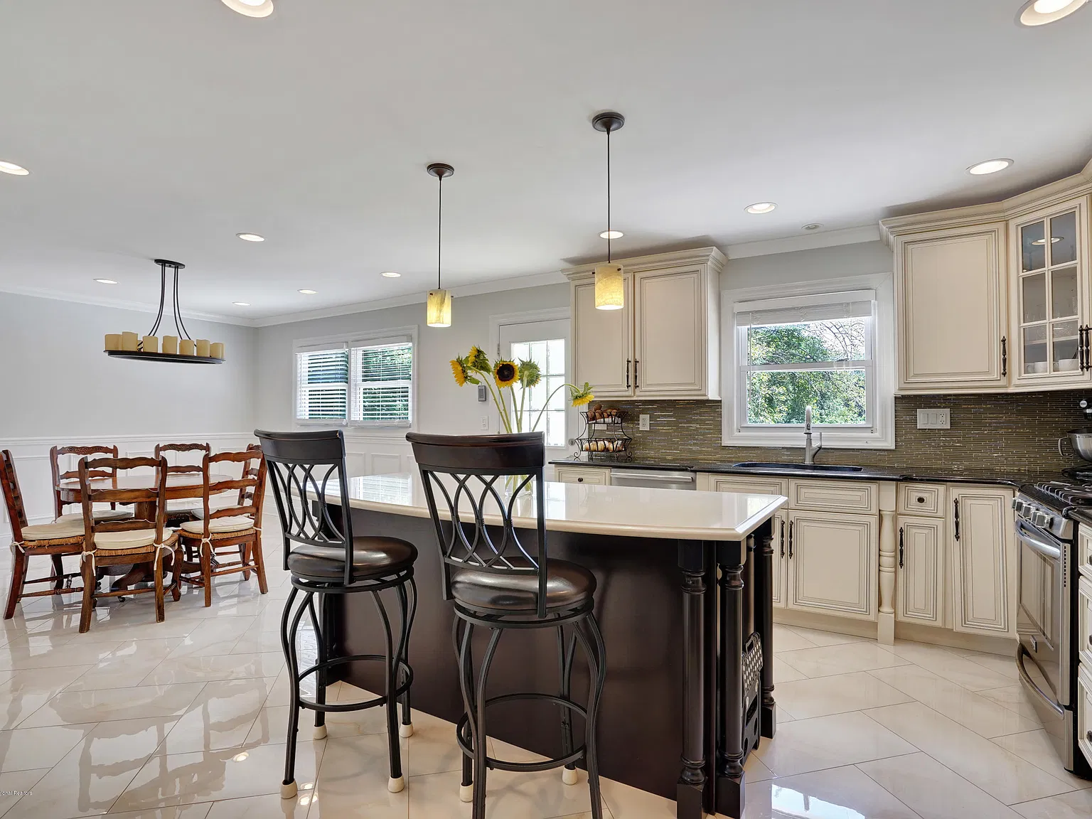5 bed, 2.5 bath, 2262 sqft, $4,100 — Photo 2
