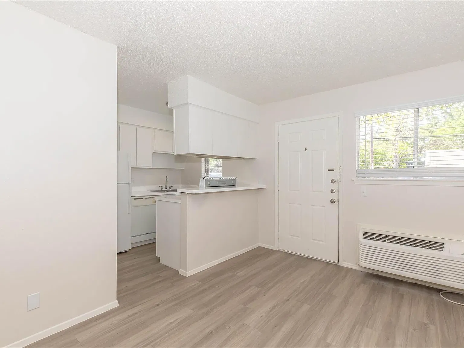 1 bed, 1.0 bath, 400 sqft, $829 — Photo 2