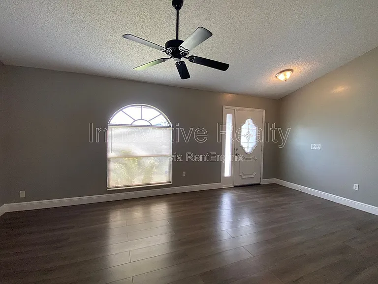 1025 Derbyshire Dr — Photo 3